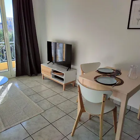 Proche Et Commerces * マントン